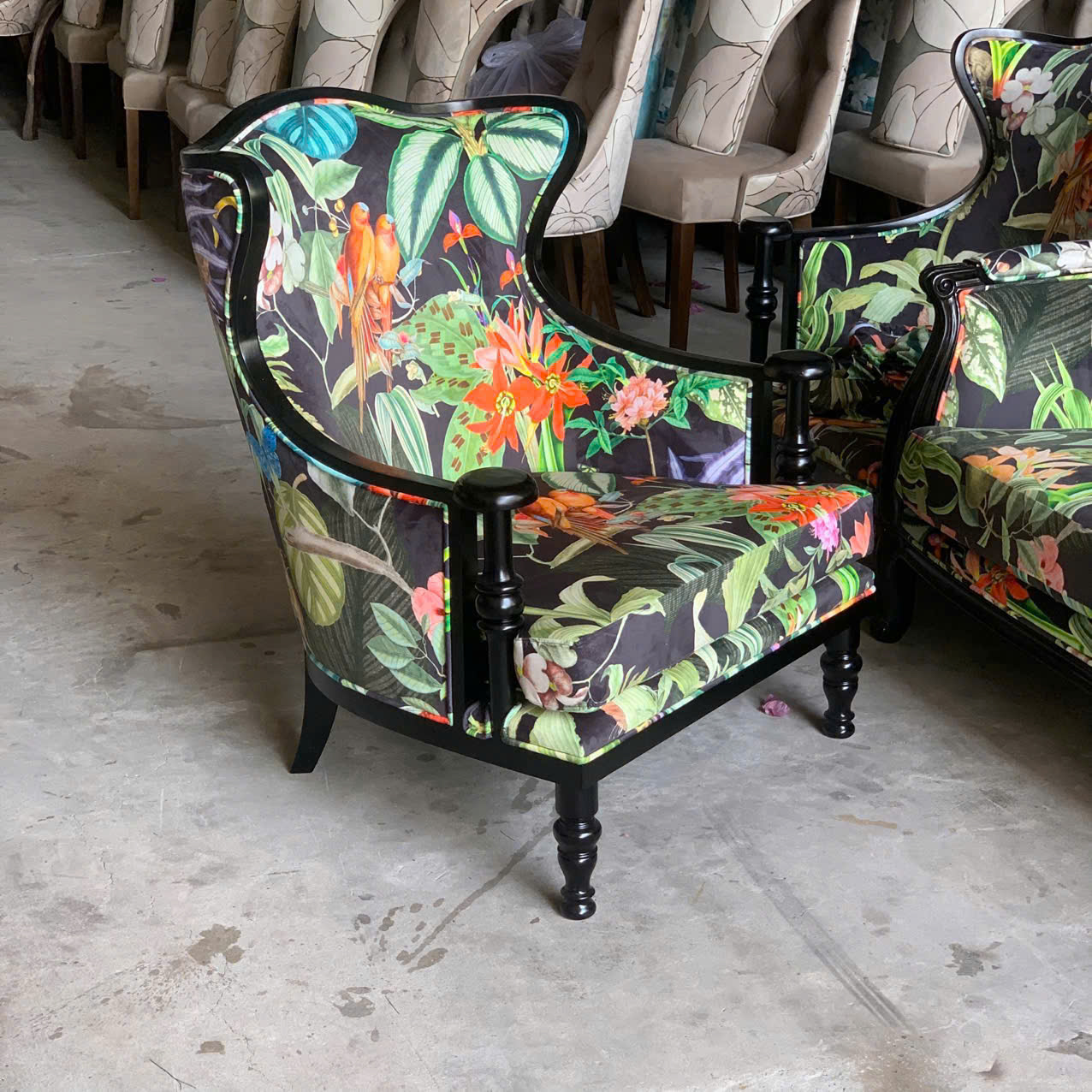 SOFA ĐƠN TÂN CỔ ĐIỂN INDOCHINE BỌC VẢI NHUNG HOA VĂN 3D